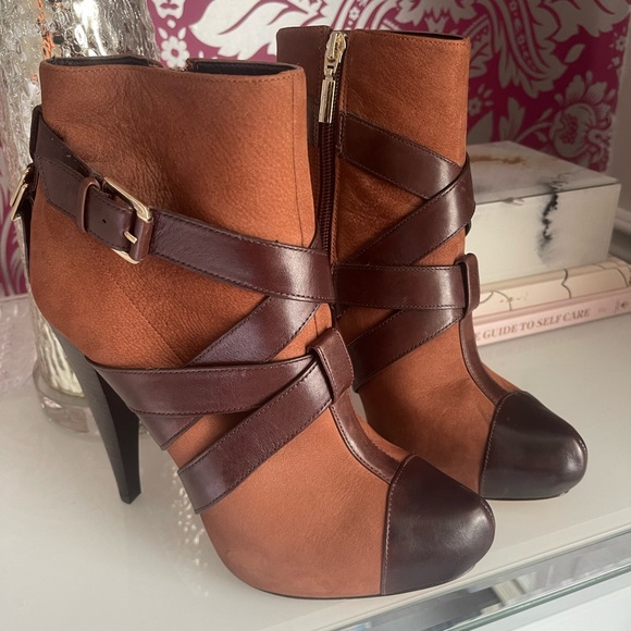 Brown suede boots with leather details - Picture 2 of 5